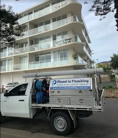 Plumber Fairlight Plumber Fairlight – Plumd In Plumbing Truck Outside Apartment Building